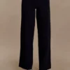 Kerrymae gebreide broek met rechte pijpen – Zwart Kerrymae gebreide broek met rechte pijpen – Zwart