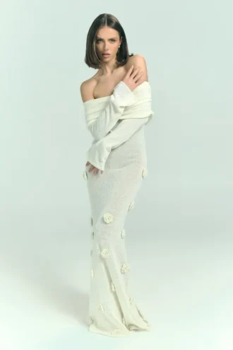 Kiki off-shoulder gebreide maxi-jurk met rozen – ivoor