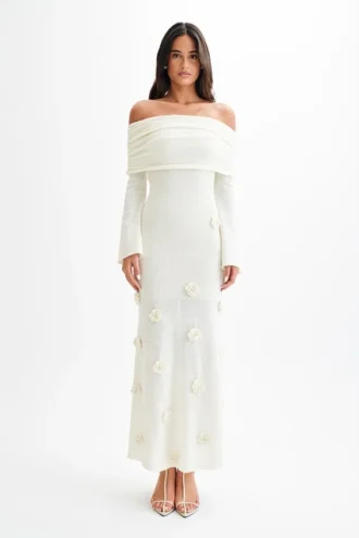 Kiki off-shoulder gebreide maxi-jurk met rozen – ivoor