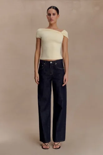 Kinsley Slinky Top met hardware – Pale Lemon
