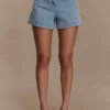 Kylee geborduurde Shorts – Middenblauw Kylee geborduurde Shorts – Middenblauw