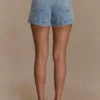 Kylee geborduurde Shorts – Middenblauw Kylee geborduurde Shorts – Middenblauw