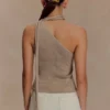 Leone metallic gebreide top met één schouder – goud Leone metallic gebreide top met één schouder – goud
