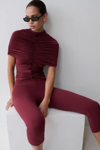 Linh Slinky top met hoge hals en plooien – Mahonie