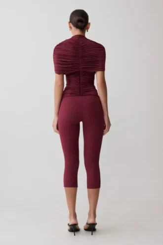 Linh Slinky top met hoge hals en plooien – Mahonie