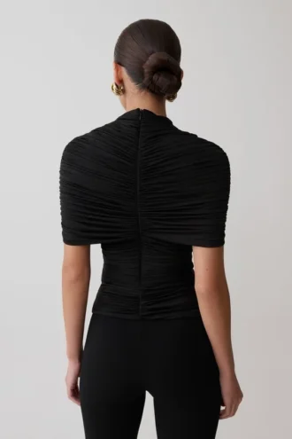 Linh Slinky Top met hoge hals en plooien – Zwart