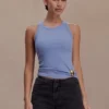 Lola geribbelde mouwloze top met details – Korenbloemblauw Lola geribbelde mouwloze top met details – Korenbloemblauw