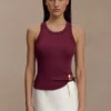 Lola geribbelde mouwloze top met metalen details – Bordeauxrood Lola geribbelde mouwloze top met metalen details – Bordeauxrood