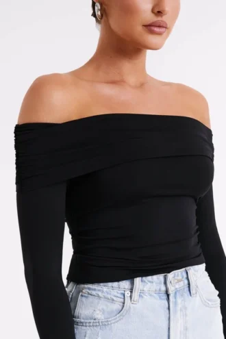 Lucinda gerecyclede nylon off-shoulder top – Zwart