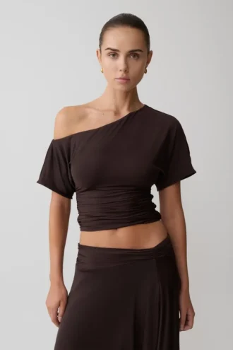 Luu off-shoulder slinky top – donkere chocoladebruin