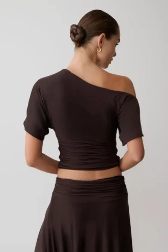 Luu off-shoulder slinky top – donkere chocoladebruin