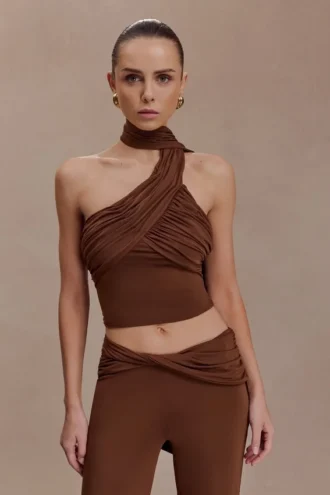 Lydia Slinky asymmetrische haltertop – Chocolade