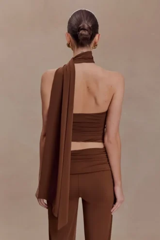 Lydia Slinky asymmetrische haltertop – Chocolade
