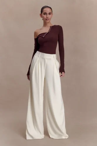 Maelle off-shoulder top met lange mouwen – Deep Chocolate Maelle off-shoulder top met lange mouwen – Deep Chocolate