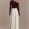 Maelle off-shoulder top met lange mouwen – Deep Chocolate Maelle off-shoulder top met lange mouwen – Deep Chocolate