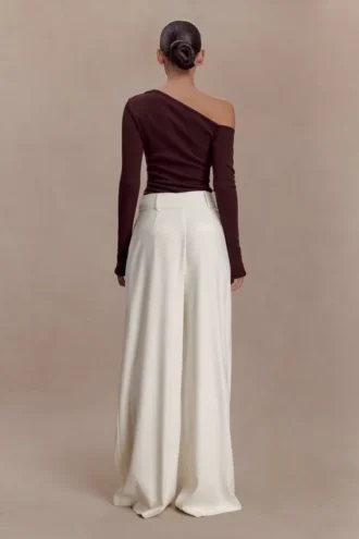 Maelle off-shoulder top met lange mouwen – Deep Chocolate Maelle off-shoulder top met lange mouwen – Deep Chocolate