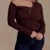 Maelle off-shoulder top met lange mouwen – Deep Chocolate Maelle off-shoulder top met lange mouwen – Deep Chocolate