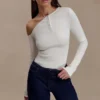 Maelle off-shoulder top met lange mouwen – ivoor Maelle off-shoulder top met lange mouwen – ivoor