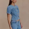 Marge getailleerde Denim-top met korte mouwen – Classic Blue Marge getailleerde Denim-top met korte mouwen – Classic Blue