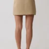 Marielle mini-rok met dubbele riem – taupe Marielle mini-rok met dubbele riem – taupe