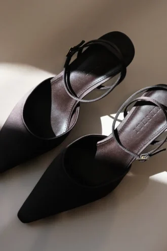 Marley satijnen pumps met spitse neus – Chocoladebruin