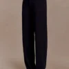 Maude crêpe broek met rechte pijpen – Zwart Maude crêpe broek met rechte pijpen – Zwart