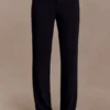 Maude crêpe broek met rechte pijpen – Zwart Maude crêpe broek met rechte pijpen – Zwart