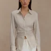 Millie katoenen overhemd met strik aan de achterkant – Beige krijtstreep Millie katoenen overhemd met strik aan de achterkant – Beige krijtstreep