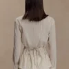 Millie katoenen overhemd met strik aan de achterkant – Beige krijtstreep Millie katoenen overhemd met strik aan de achterkant – Beige krijtstreep