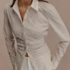 Millie katoenen overhemd met strik aan de achterkant – Beige krijtstreep Millie katoenen overhemd met strik aan de achterkant – Beige krijtstreep