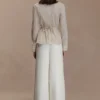 Millie katoenen overhemd met strik aan de achterkant – Beige krijtstreep Millie katoenen overhemd met strik aan de achterkant – Beige krijtstreep