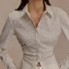 Millie katoenen overhemd met strik aan de achterkant – Beige krijtstreep Millie katoenen overhemd met strik aan de achterkant – Beige krijtstreep
