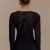 Omari geborduurde gebreide top met lange mouwen – Zwart Omari geborduurde gebreide top met lange mouwen – Zwart