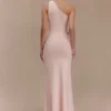 Paloma gebreide maxi-jurk met bloemen en één schouder – Babyroze Paloma gebreide maxi-jurk met bloemen en één schouder – Babyroze