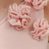Paloma gebreide maxi-jurk met bloemen en één schouder – Babyroze Paloma gebreide maxi-jurk met bloemen en één schouder – Babyroze