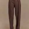Penelope geplooide broek met hoge taille – Chocoladebruin Penelope geplooide broek met hoge taille – Chocoladebruin