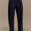 Penelope geplooide broek met hoge taille – donker marineblauw Penelope geplooide broek met hoge taille – donker marineblauw