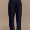 Penelope geplooide broek met hoge taille – donker marineblauw Penelope geplooide broek met hoge taille – donker marineblauw
