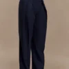 Penelope geplooide broek met hoge taille – donker marineblauw Penelope geplooide broek met hoge taille – donker marineblauw
