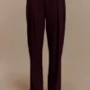 Penelope geplooide broek met hoge taille – Mahonie Penelope geplooide broek met hoge taille – Mahonie