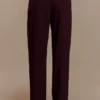 Penelope geplooide broek met hoge taille – Mahonie Penelope geplooide broek met hoge taille – Mahonie