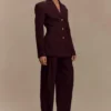 Penelope geplooide broek met hoge taille – Mahonie Penelope geplooide broek met hoge taille – Mahonie