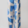 Rachel satijnen broek met rechte pijpen – Blauwe geometrische tegelprint Rachel satijnen broek met rechte pijpen – Blauwe geometrische tegelprint