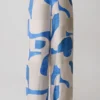 Rachel satijnen broek met rechte pijpen – Blauwe geometrische tegelprint Rachel satijnen broek met rechte pijpen – Blauwe geometrische tegelprint