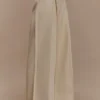Raya linnen broek met middelhoge taille en wijde pijpen – naturel beige Raya linnen broek met middelhoge taille en wijde pijpen – naturel beige