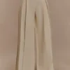 Raya linnen broek met middelhoge taille en wijde pijpen – naturel beige Raya linnen broek met middelhoge taille en wijde pijpen – naturel beige