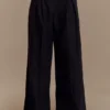 Raya linnen broek met middelhoge taille en wijde pijpen – Zwart Raya linnen broek met middelhoge taille en wijde pijpen – Zwart