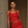 Samira gebreide haltertop met gedraaide pas – Rood Samira gebreide haltertop met gedraaide pas – Rood