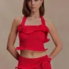 Samira gebreide haltertop met gedraaide pas – Rood Samira gebreide haltertop met gedraaide pas – Rood