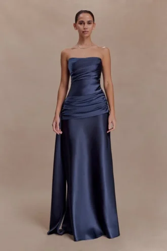 Sarah strapless maxi-jurk met strik in de taille – marineblauw